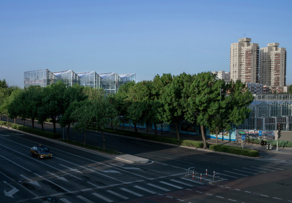 Vertical Farming Beijing is prominent gelegen aan de ringweg van Beijing. Foto: Van Bergen Kolpa Architecten